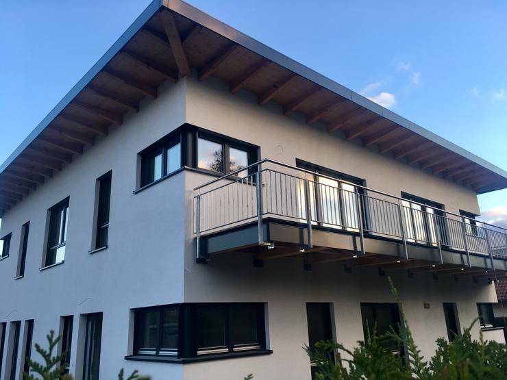 Wohnhaus mit Holzdach und Balkon